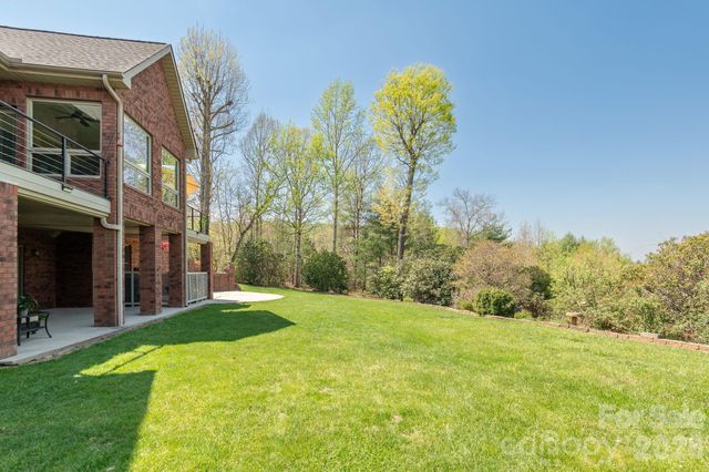 28 Tudor Crescent Court, Hendersonville, NC 28739