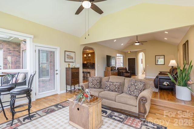 28 Tudor Crescent Court, Hendersonville, NC 28739