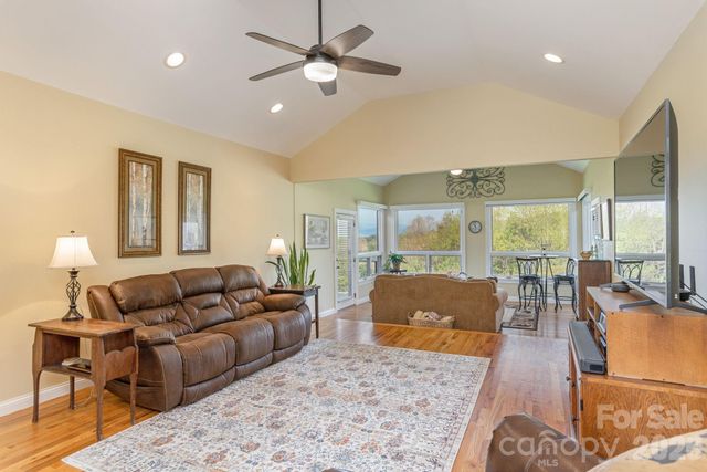 28 Tudor Crescent Court, Hendersonville, NC 28739