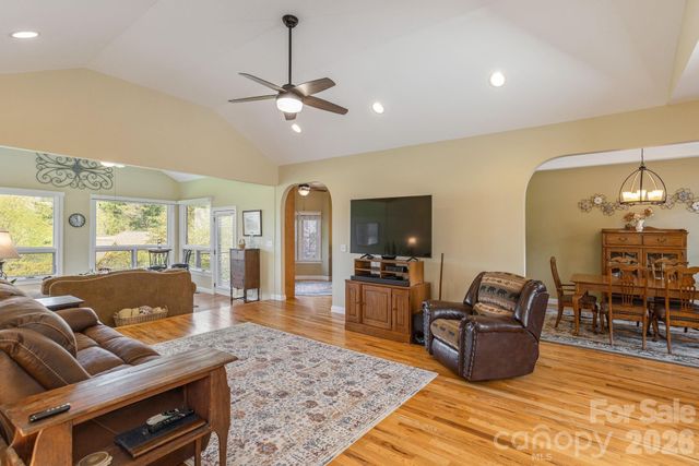 28 Tudor Crescent Court, Hendersonville, NC 28739
