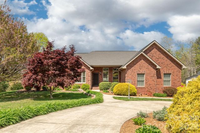 28 Tudor Crescent Court, Hendersonville, NC 28739