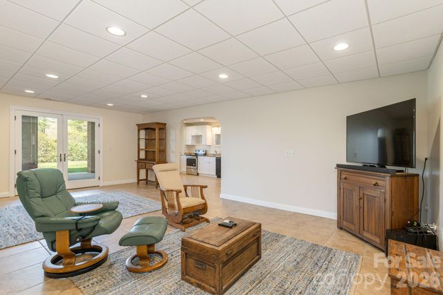 28 Tudor Crescent Court, Hendersonville, NC 28739