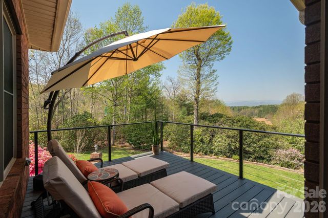 28 Tudor Crescent Court, Hendersonville, NC 28739