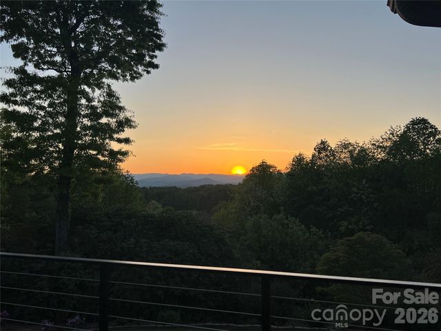 28 Tudor Crescent Court, Hendersonville, NC 28739
