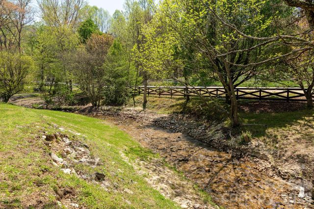 28 Tudor Crescent Court, Hendersonville, NC 28739