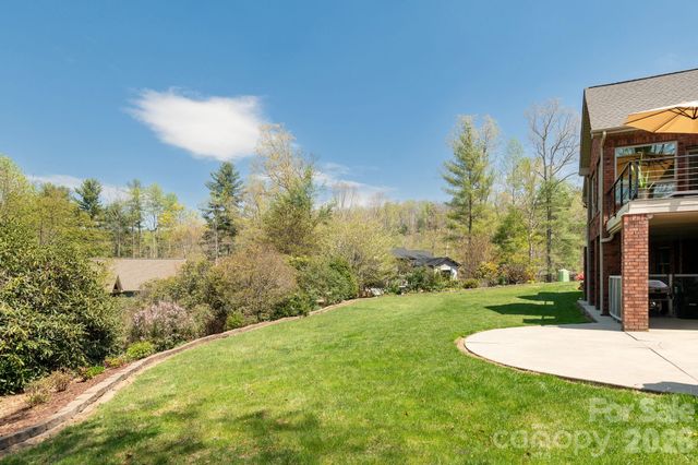 28 Tudor Crescent Court, Hendersonville, NC 28739