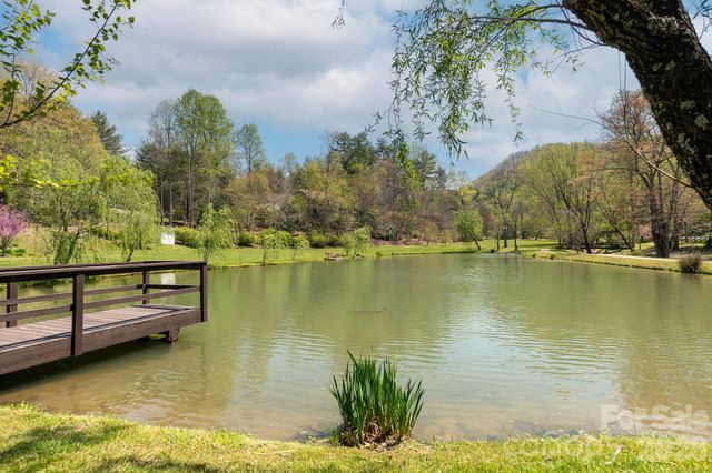28 Tudor Crescent Court, Hendersonville, NC 28739