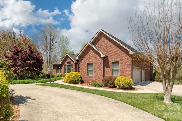28 Tudor Crescent Court, Hendersonville, NC 28739