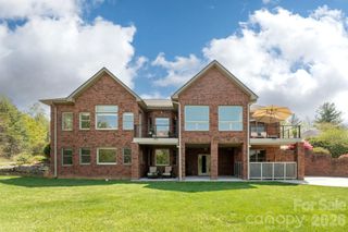 28 Tudor Crescent Court, Hendersonville, NC 28739