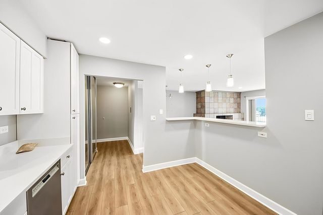 4225 Saratoga Avenue 415B, Downers Grove, IL 60515