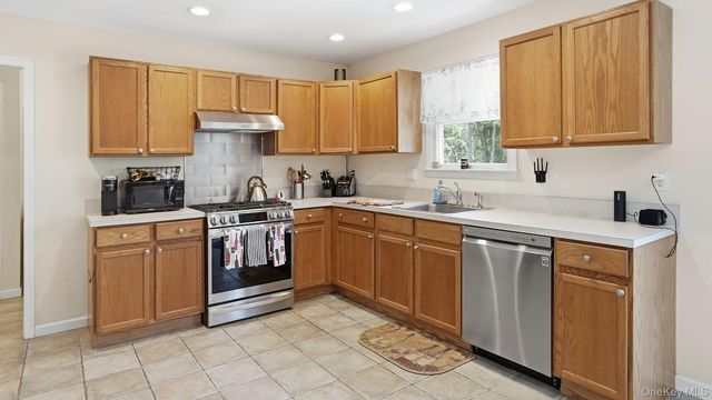 6 Bay Run, Jamesport, NY 11957