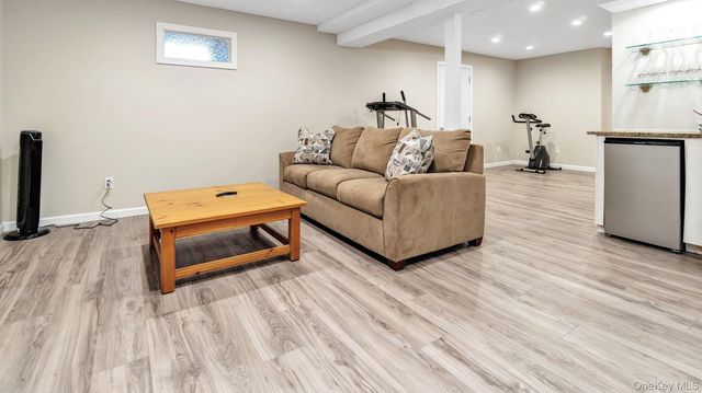 6 Bay Run, Jamesport, NY 11957