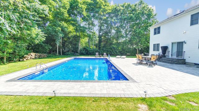 6 Bay Run, Jamesport, NY 11957