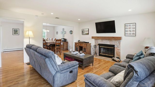 6 Bay Run, Jamesport, NY 11957