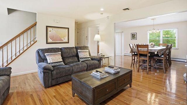 6 Bay Run, Jamesport, NY 11957