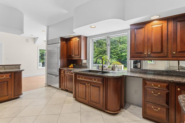 3 Oak Lane, Stratham, NH 03885