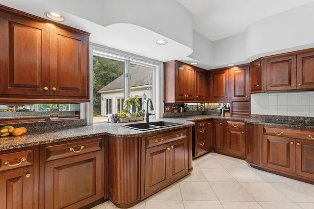 3 Oak Lane, Stratham, NH 03885