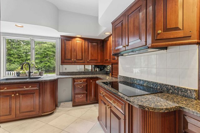 3 Oak Lane, Stratham, NH 03885