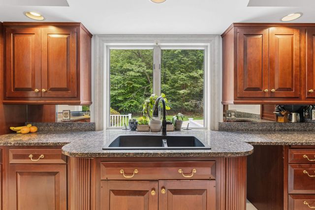 3 Oak Lane, Stratham, NH 03885
