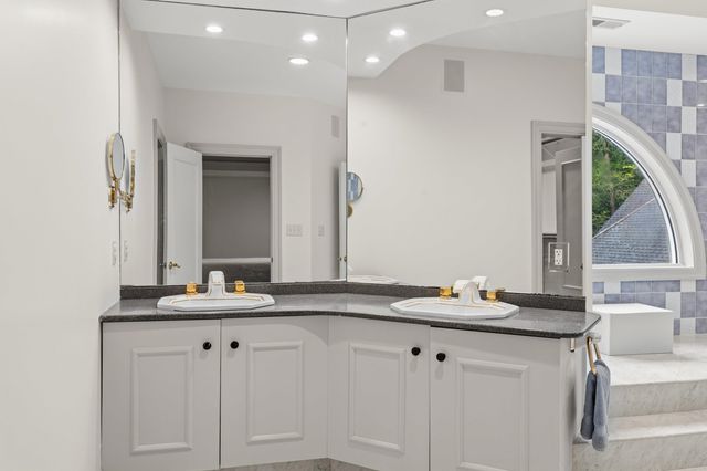 3 Oak Lane, Stratham, NH 03885