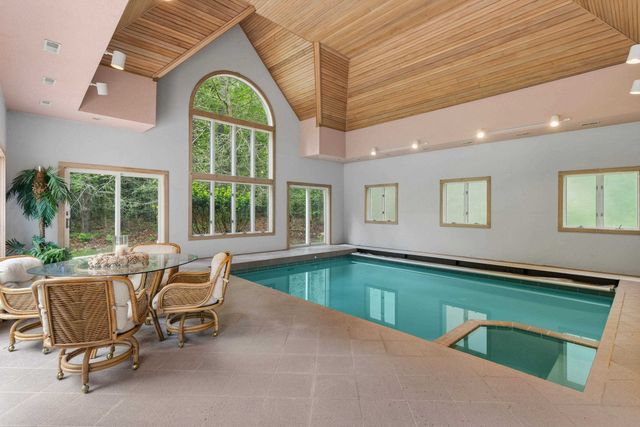 3 Oak Lane, Stratham, NH 03885