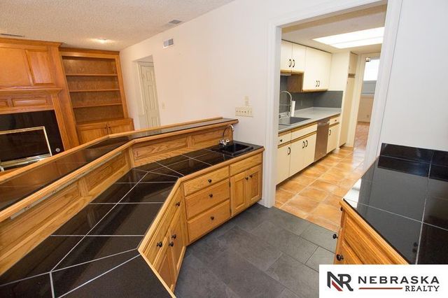 3419 neerpark Drive, Lincoln, NE 68506