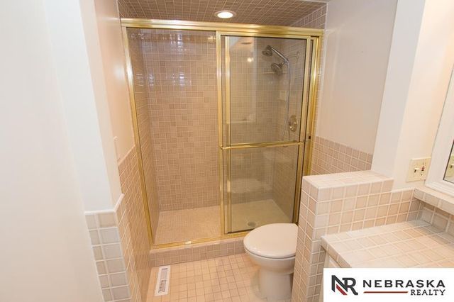 3419 neerpark Drive, Lincoln, NE 68506