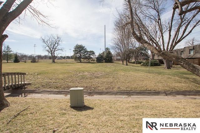 3419 neerpark Drive, Lincoln, NE 68506