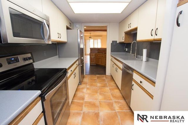 3419 neerpark Drive, Lincoln, NE 68506