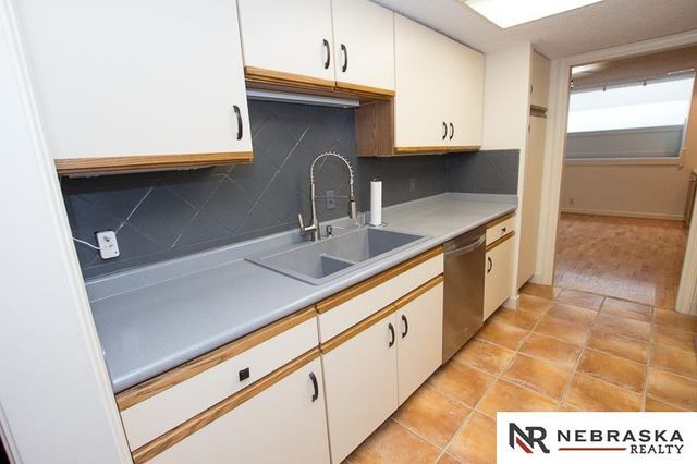 3419 neerpark Drive, Lincoln, NE 68506