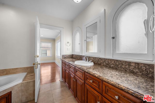 1231 S St Andrews Place, Los Angeles, CA 90019