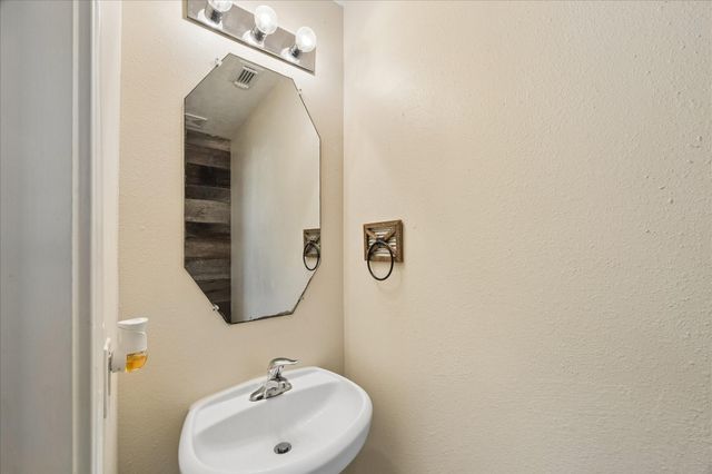 341 Capella Oaks Lane, Dickinson, TX 77539
