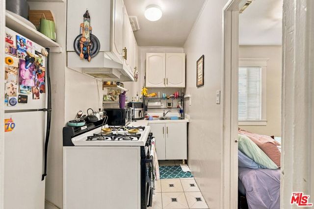 2428 N Beachwood Drive, Los Angeles, CA 90068