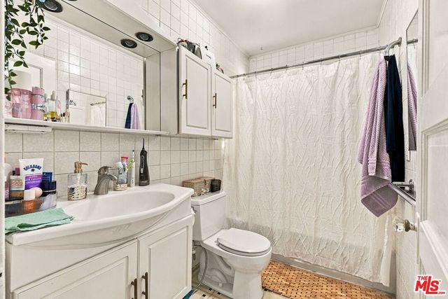2428 N Beachwood Drive, Los Angeles, CA 90068