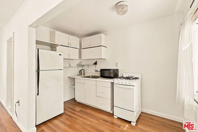 2428 N Beachwood Drive, Los Angeles, CA 90068