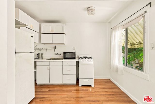 2428 N Beachwood Drive, Los Angeles, CA 90068
