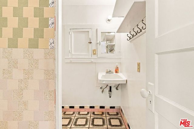 2428 N Beachwood Drive, Los Angeles, CA 90068