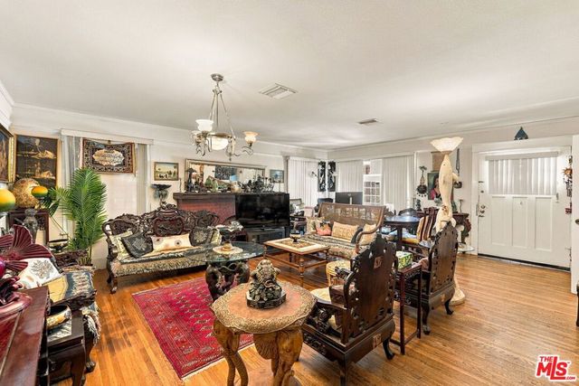 2428 N Beachwood Drive, Los Angeles, CA 90068