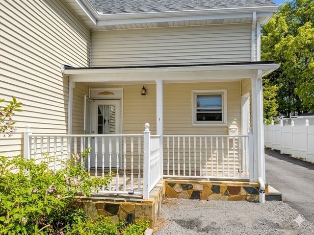 1084 Chestnut St 1, Newton, MA 02464