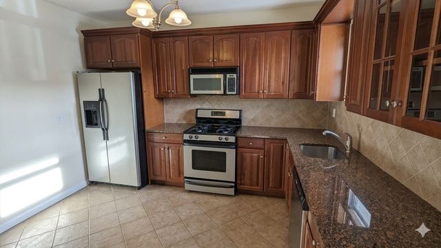 1084 Chestnut St 1, Newton, MA 02464