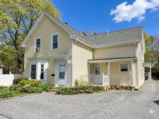1084 Chestnut St 1, Newton, MA 02464