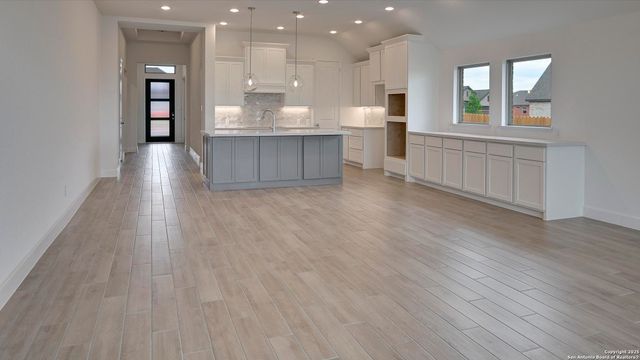 293 White Oak, Castroville, TX 78009