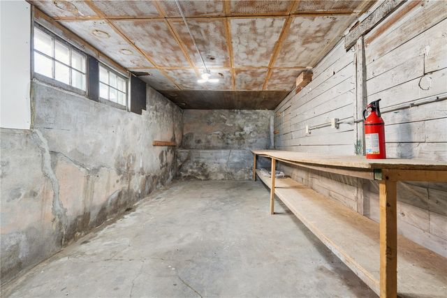 717 S 7th Avenue, Iowa City, IA 52240