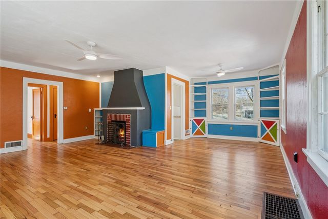 717 S 7th Avenue, Iowa City, IA 52240