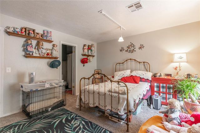 124 Barrett Place, Edmond, OK 73003