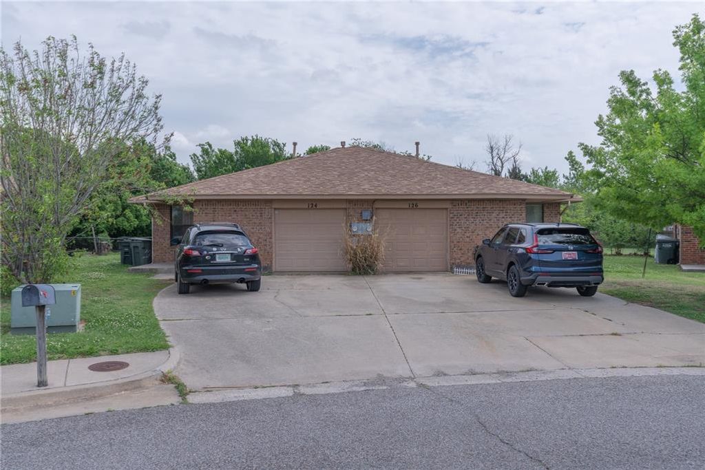 124 Barrett Place, Edmond, OK 73003