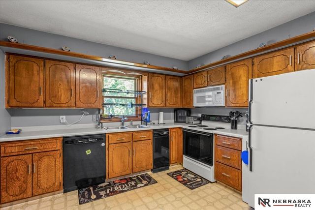 1418 Cherry Tree Lane, Papillion, NE 68133