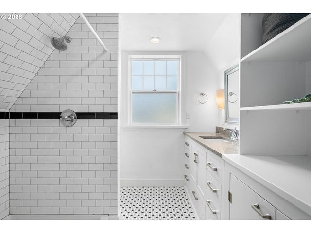 4010 Ne KLICKITAT St, Portland, OR 97212