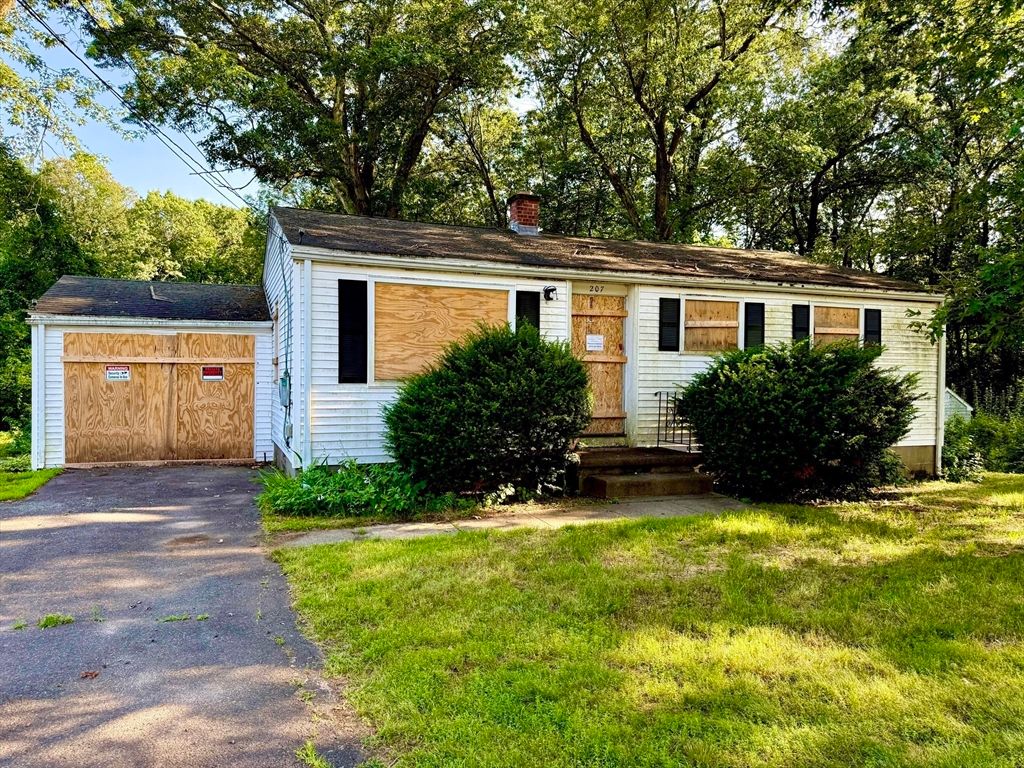 207 Overland St, Springfield, MA 01118