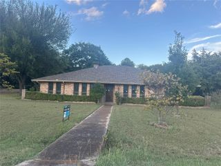 103 Red Bud Court, Oak Leaf, TX 75154